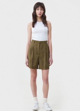 Loose-fit khaki shorts made of suit fabric with viscose