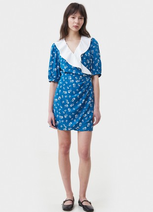 Blue viscose short dress with accent collar in floral print