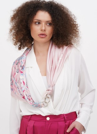 Scarf  ,, Pink sonnet,, from the brand MyScarf. Decorated with natural granet