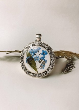 Luxurious vintage pendants with real flowers inside