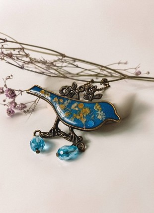 Bird pendants with dry flowers