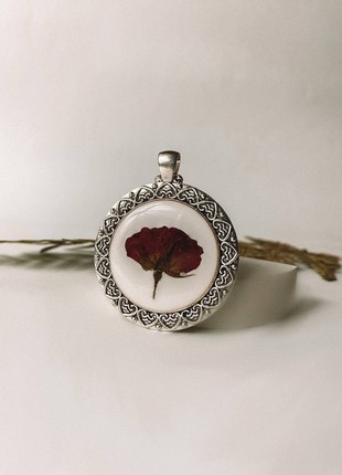 Luxurious vintage pendants with real flowers inside