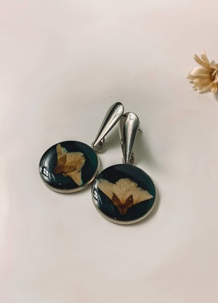 Earrings with dry flowers