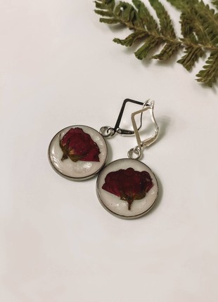 Earrings with dry flowers