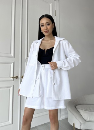 Stylish two-piece suit with linen shorts in white color