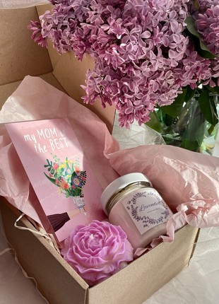 A gift box with soy candles4 photo