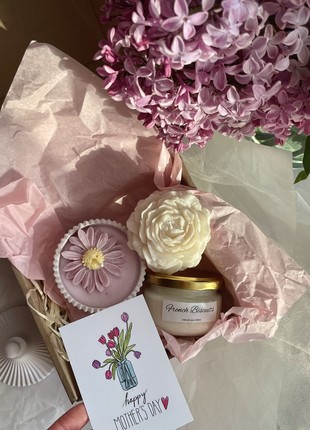 A gift box for Mother's Day made of soy candles2 photo