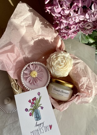 A gift box for Mother's Day made of soy candles3 photo