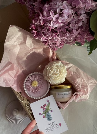 A gift box for Mother's Day made of soy candles4 photo