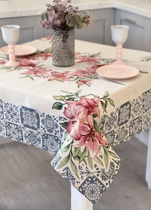 Tapestry tablecloth  137x137 cm. (38x39 in.)