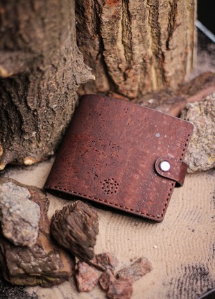 Natural cork Lefroy Lite wallet in brown color