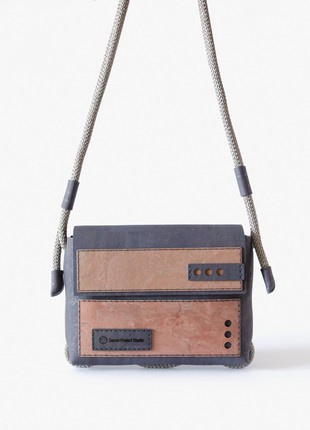 Crossbody bag Lohan M in charcoal cork and rose stone