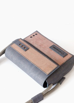 Crossbody bag Lohan M in charcoal cork and rose stone3 photo