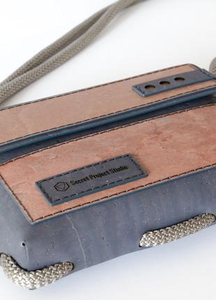 Crossbody bag Lohan M in charcoal cork and rose stone5 photo