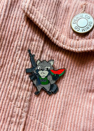 Metal pin "Raccoon from Kherson"1 photo