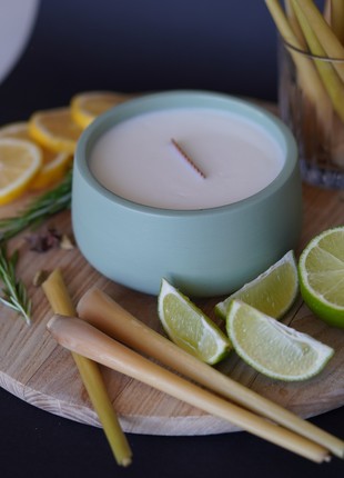 Candle in a pot BELLA CANDELA with a fresh citrus aroma "Lemongrass" with a wooden openwork wick