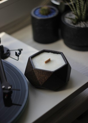 Candle in a faceted pot BELLA CANDELA with a sweet spicy aroma "Sweet Cherry" with a wooden wick1 photo
