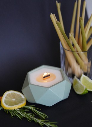 Candle in a faceted pot BELLA CANDELA with a fresh "lemongrass" aroma and a wooden wick