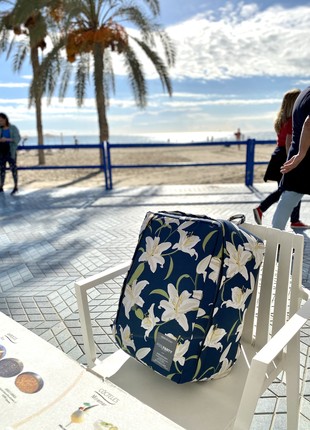 The backpack for carry-on luggage POOLPARTY Airport airport-lily 40 x 30 x 20 cm Wizz Air with lilies7 photo