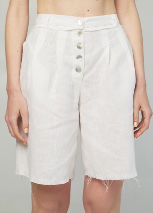 Linen high-waisted shorts with raw hems and belt. Kvit Collection