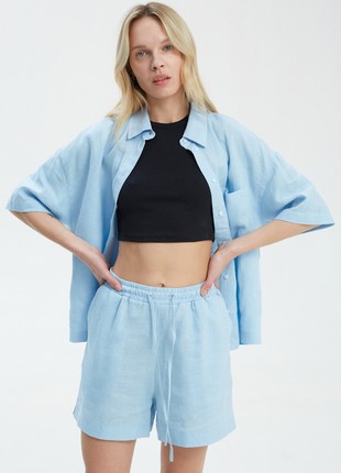 Blue loose-fit shorts made of 100% linen