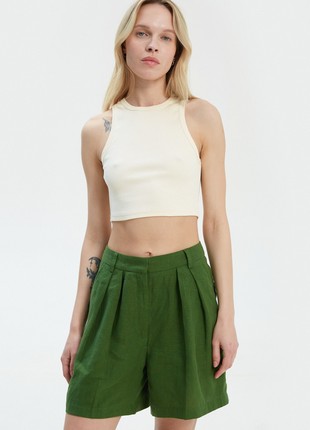 Green loose-fit shorts made of 100% linen