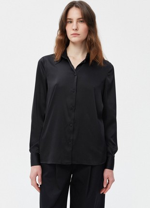 Loose-fit black shirt in satin