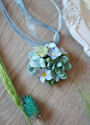 Mint pendant with flowers