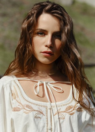 Free cut shirt with embroidered spikes3 photo