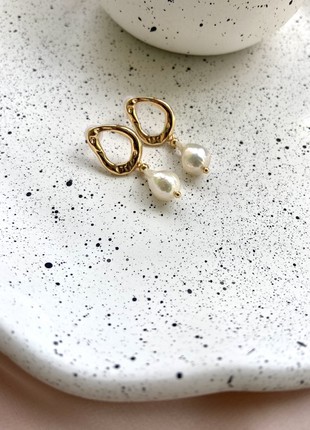 Charming stud earrings with baroque pearls