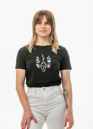 Women's t-shirt with embroidery "Picturesque Ukrainian coat of arms" black4 photo
