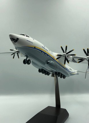Aircraft model Antonov An-22 "Antonov Airlines" - 1/144 on landing gears