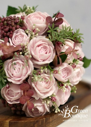 Cute interior  bouquet of soapy English roses