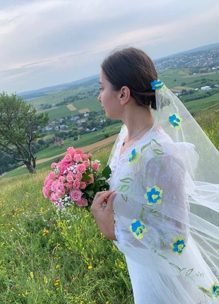 Veil "Heart with Ukraine" made in the color of the Ukrainian flag, computer embroidery, flowers in 3D format. Ivory and white.