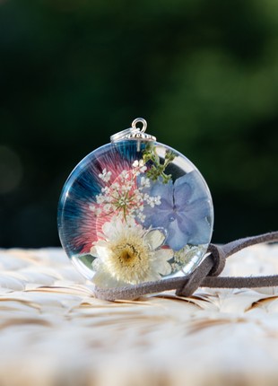 Resin flower necklace, real flower jewelry, daisy pendant
