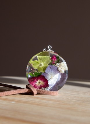 Resin flower necklace, real flower jewelry, daisy pendant
