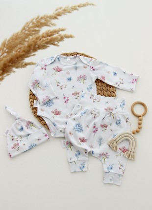 Organic baby set (bodysuit, hat, pants) from momma&kids brand