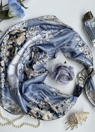 Scarf "Blue ocean of love ,, from the brand MyScarf. Decorated with natural turquoise