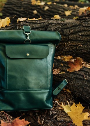 Green roll top backpack, Vintage-Style Roll-Top Backpack: A Perfect Blend of Functionality and Style M