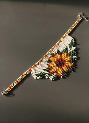 Beaded necklace with a sunflower pattern