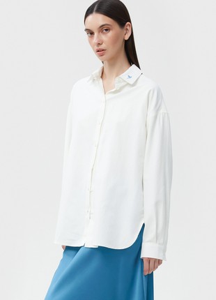Loose-fit white shirt with "Nightingale" embroidery