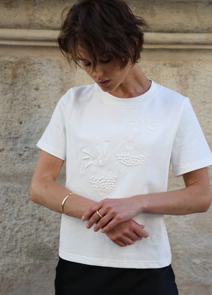 Minimalist T-shirt "Rowberry" with embroidered elements