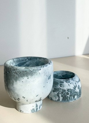 A pot made of concrete in the aging technique "craquelure" Figurnay, the color is gray-white