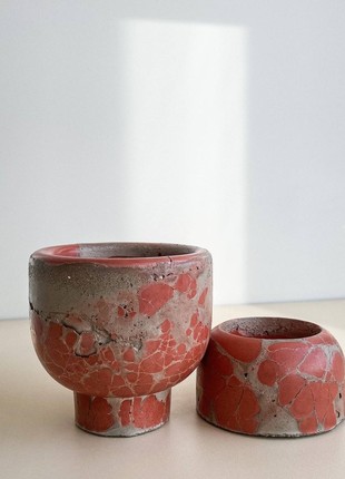 A pot made of concrete in the aging technique "craquelure" Figurnay, the color is gray with red
