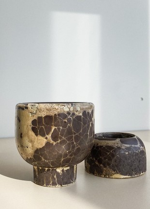A pot made of concrete in the aging technique "craquelure" Figurnay, the color is brown with yellow
