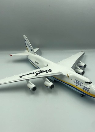 Aircraft model: Antonov AN-124-100M UR 82029 "BE BRAVE LIKE BUCHA" with the autograph by pilot in command of the Antonov 225 Dmytro Antonov.