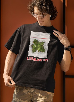 Stylish men's T-shirt with "legalize it" print