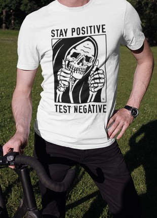 Stylish men's T-shirt with "stay positiv test negative" print