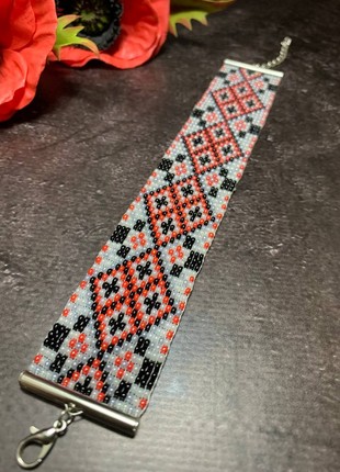 Bracelet Red rhombus with beads 16*4 cm B-006