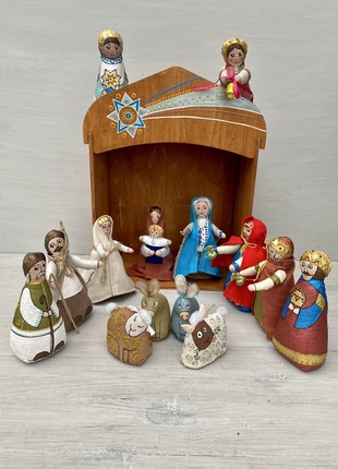 Textile Nativity 14 characters in a wooden box